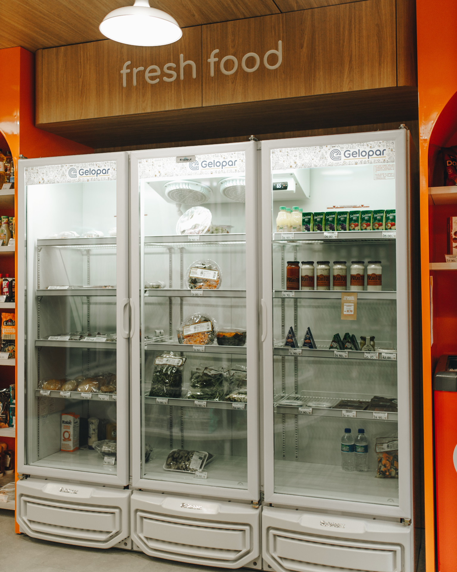 Geladeiras com produtos frescos